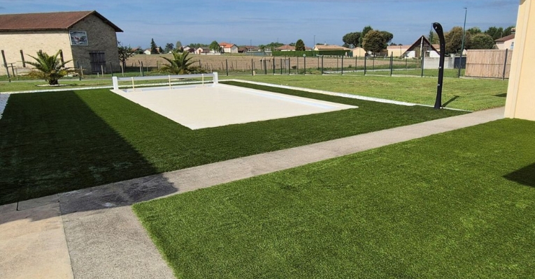 chantier piscine gazon synthétique